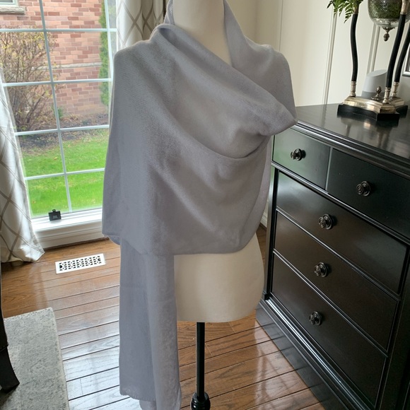 Club Monaco Accessories - 💙CLUB MONACO CASHMERE SHAWL💙